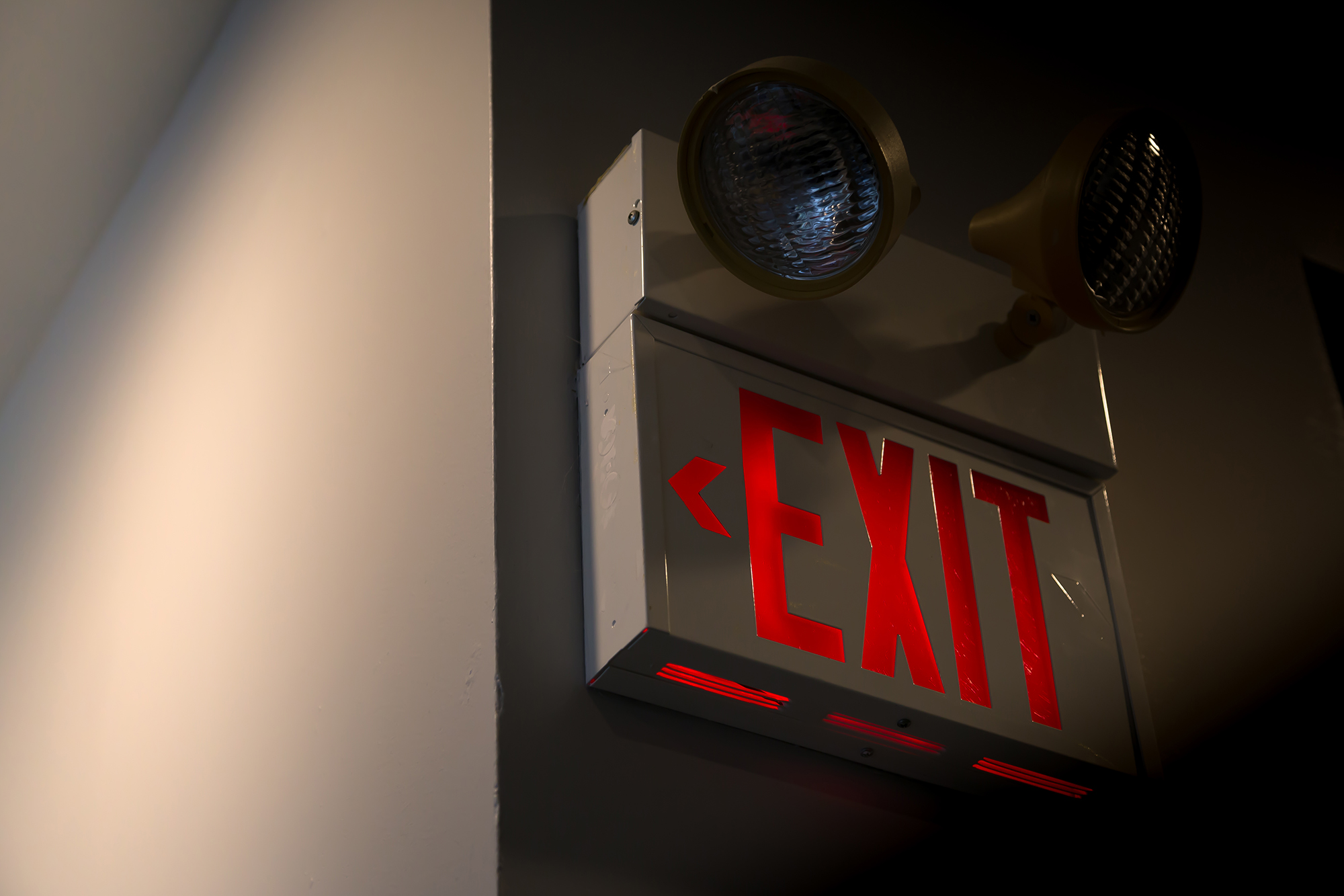 exit-sign-and-emergency-lighting-repairs-tampa-bay-safety